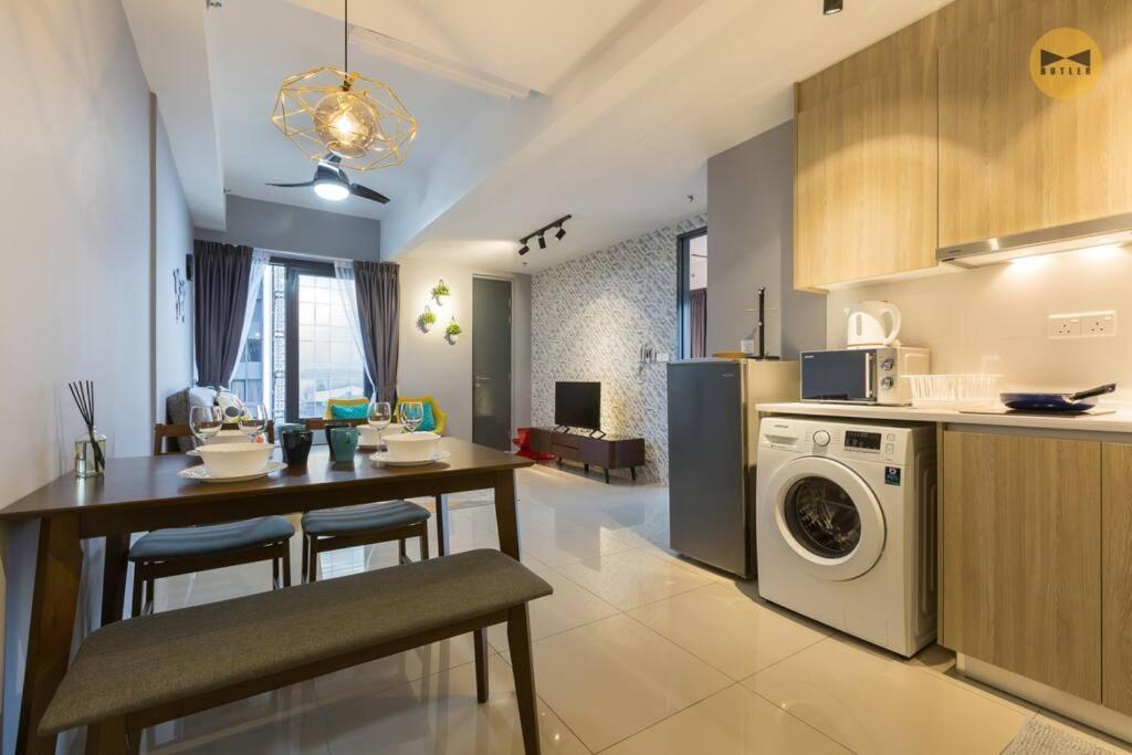 Apartment Seaview Sunrise 1br At Tropicana 218 At Location & Food Hunt Friendly George Town