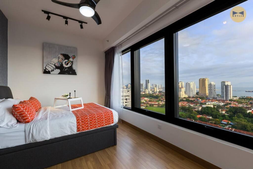 Seaview Sunrise 1br At Tropicana 218 At Location & Food Hunt Friendly * George Town