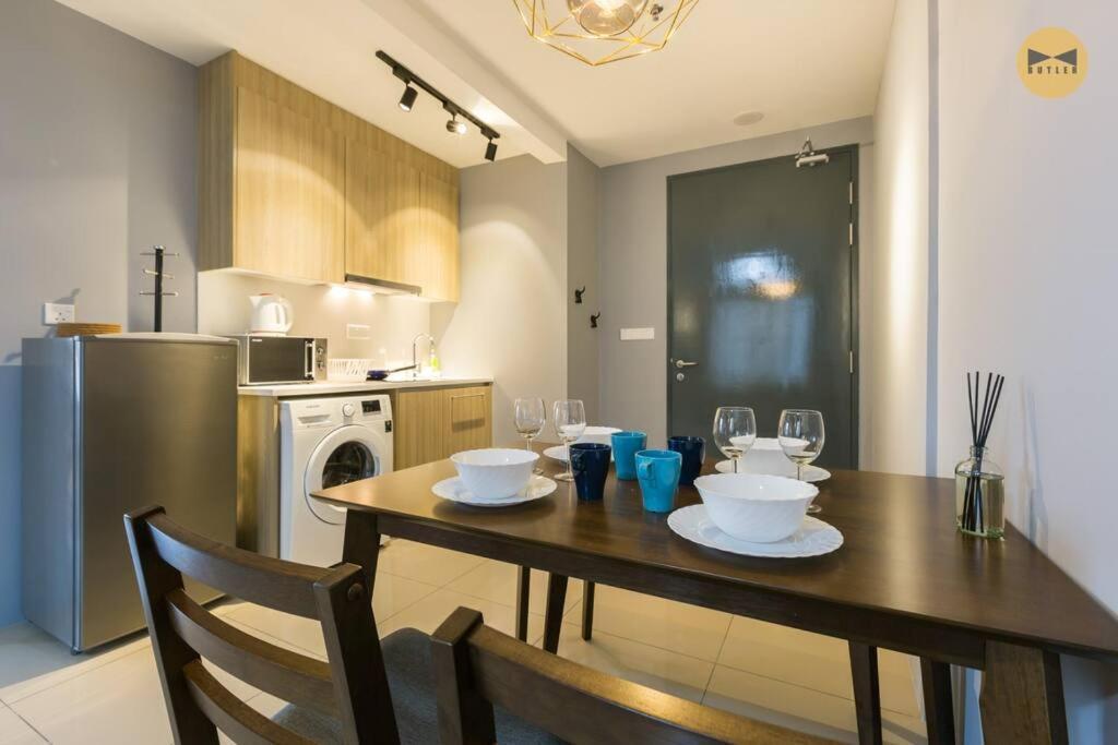 Seaview Sunrise 1br At Tropicana 218 At Location & Food Hunt Friendly * George Town