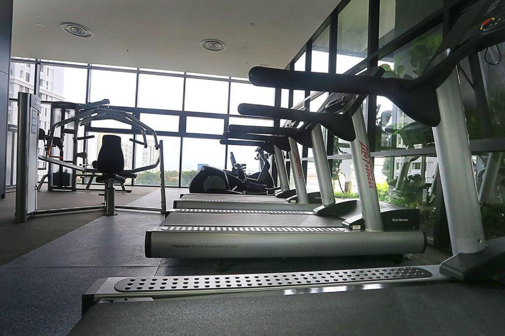 Seaview Sunrise 1br At Tropicana 218 At Location & Food Hunt Friendly George Town