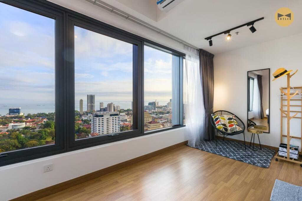 Seaview Sunrise 1br At Tropicana 218 At Location & Food Hunt Friendly * George Town