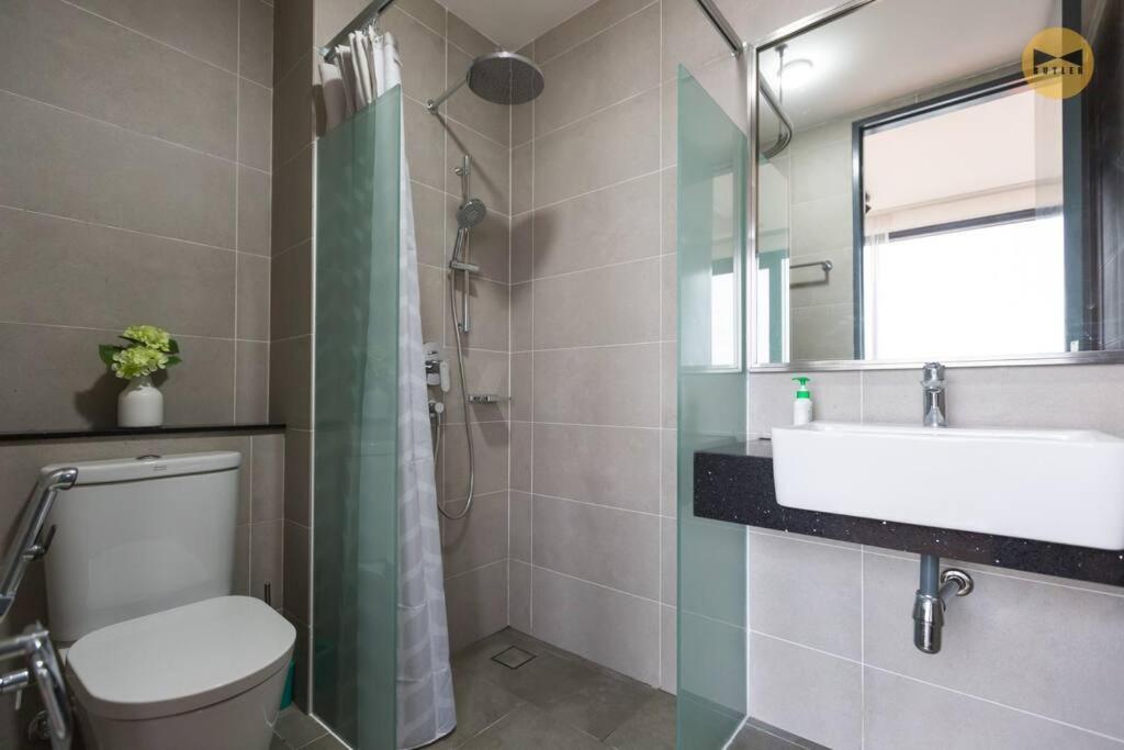 Seaview Sunrise 1br At Tropicana 218 At Location & Food Hunt Friendly Apartment George Town