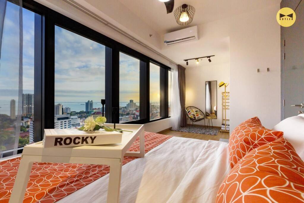 Seaview Sunrise 1br At Tropicana 218 At Location & Food Hunt Friendly *